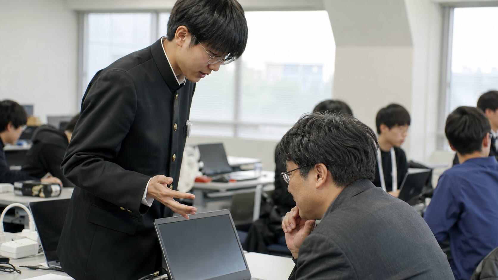 プログラミングコンテストの審査風景のイメージ