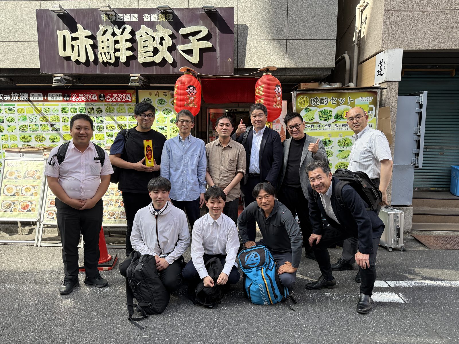 店前での集合写真