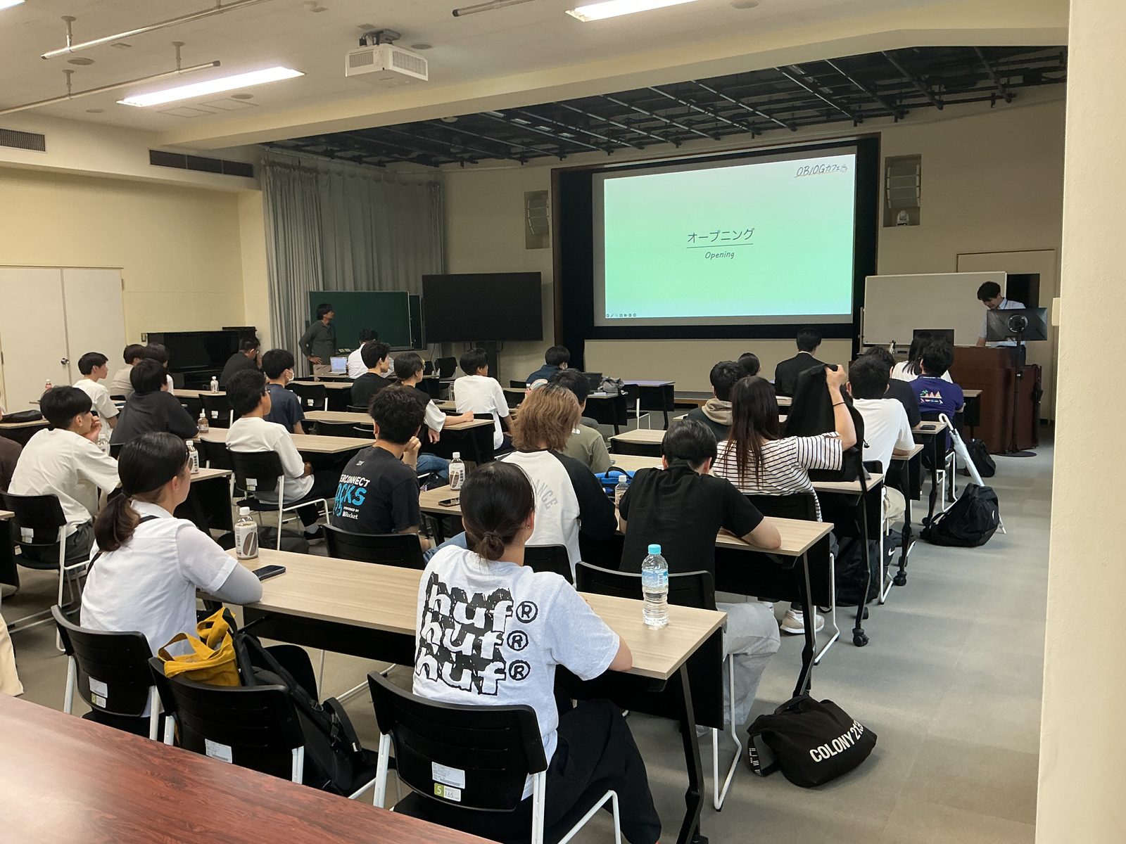 オープニングを迎えた視聴覚教室