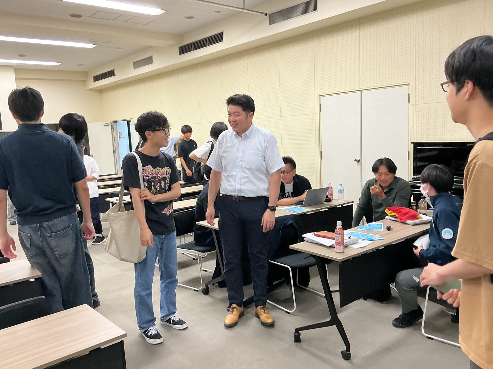 交流会で学生と話す齋藤正人理事