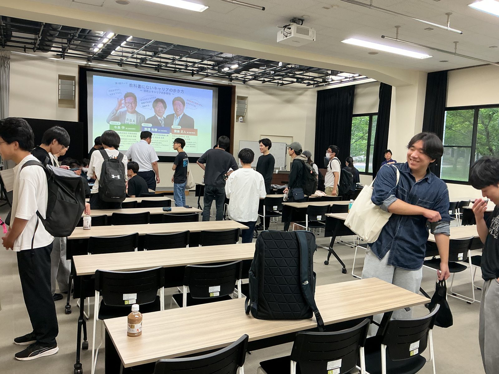 交流会で賑わう教室