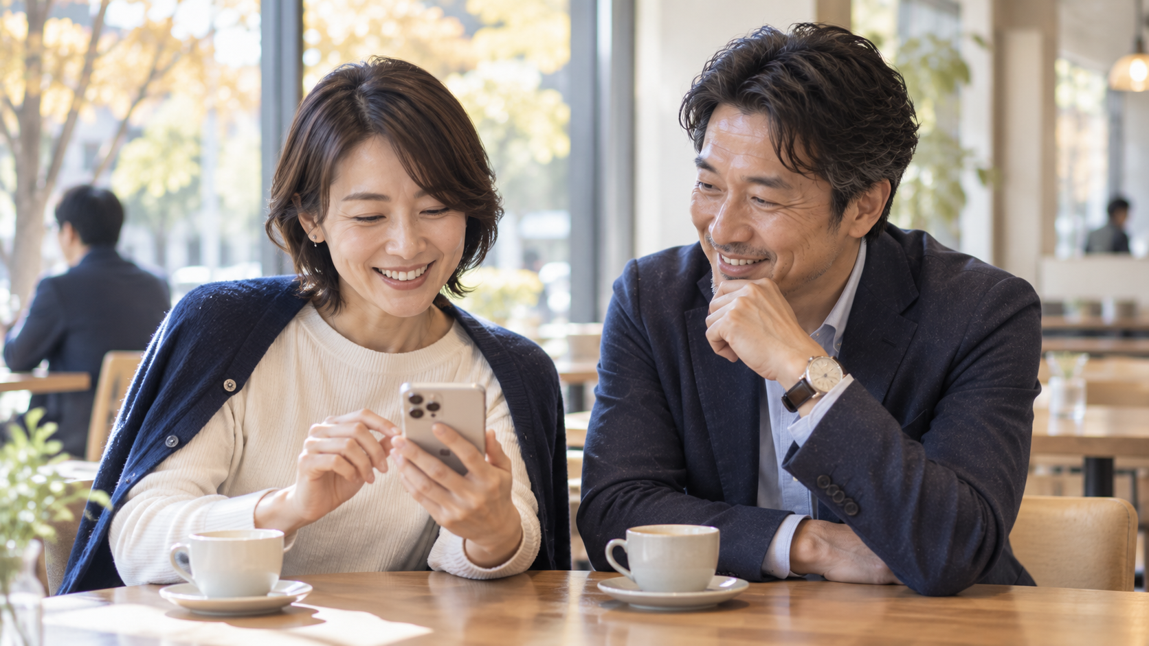 母校のニュースをスマートフォンで読み、友人と分かち合う卒業生のイメージ(AI生成)