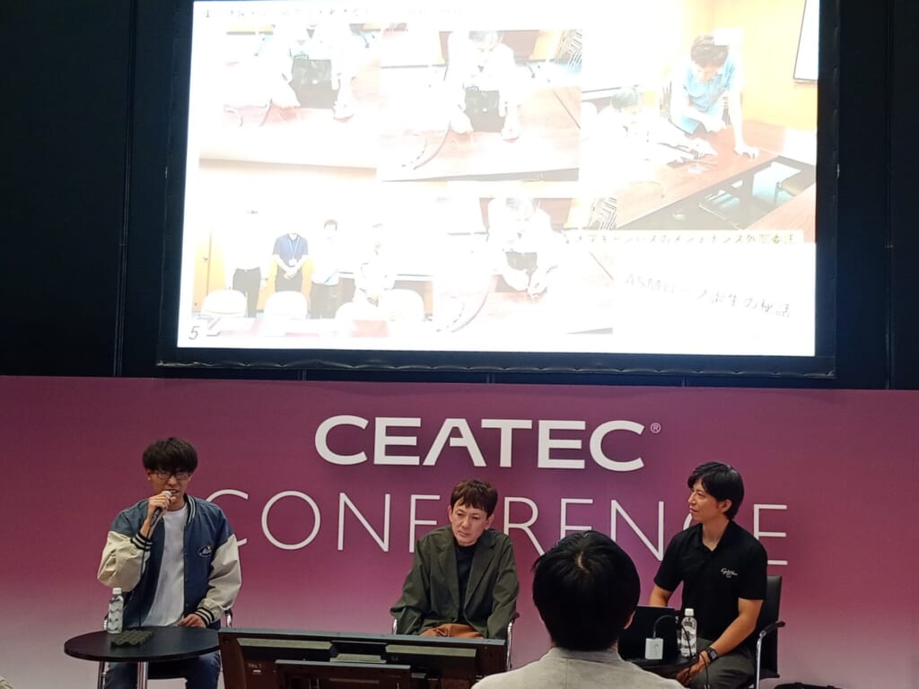 CEATEC2026のカンファレンスで登壇する東京情報大学の学生（大学公式写真）